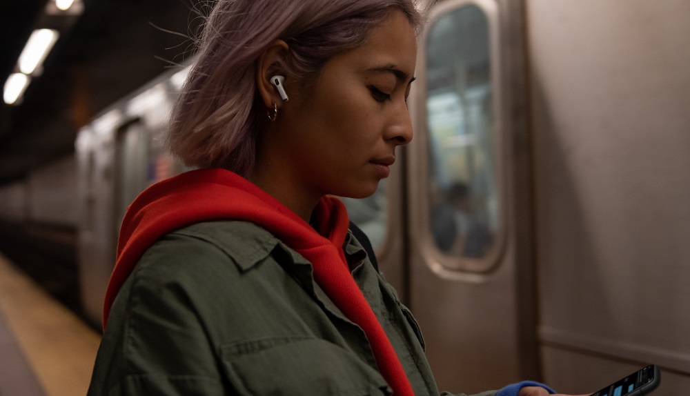 AirPods Pro 4A400 firmware allegedly fixes background noise cancellation issue during phone calls, as per some reports