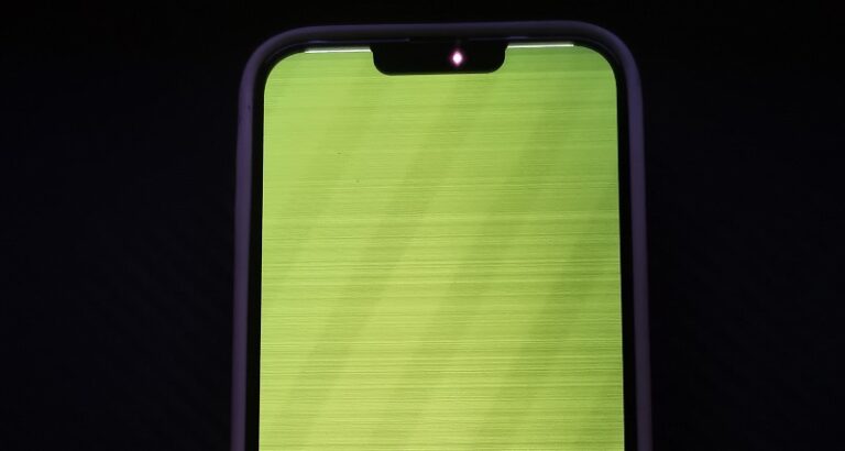 iPhone-13-Pro-Max-green-screen