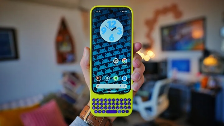 Clicks-physical-keyboard-for-Pixel-9-Pro