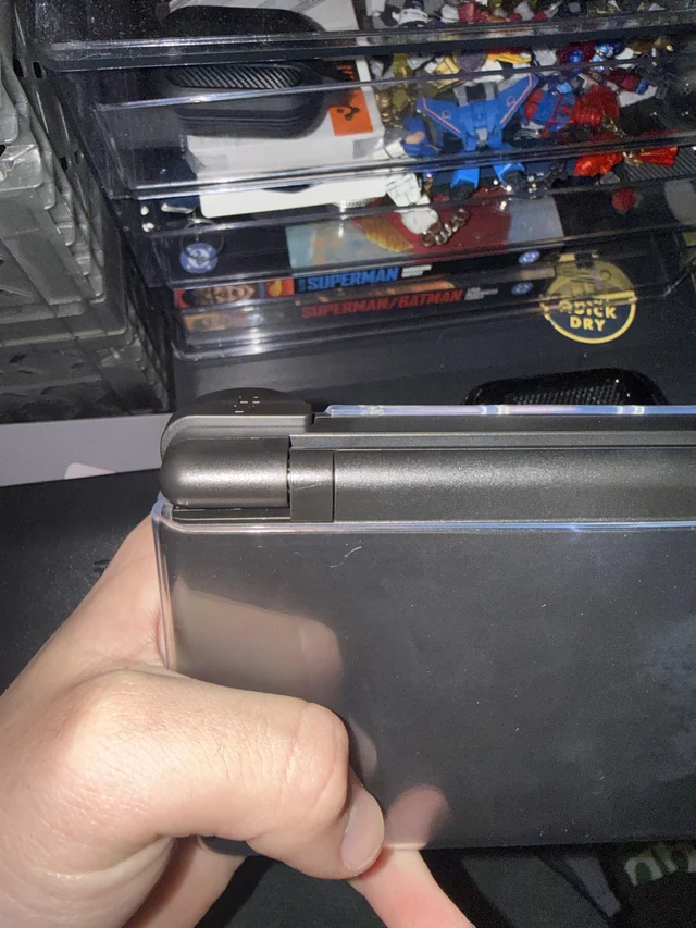 AYN-thor-hinge-crack-1