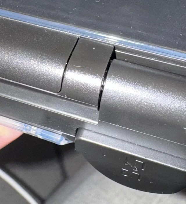 AYN-thor-hinge-crack-2