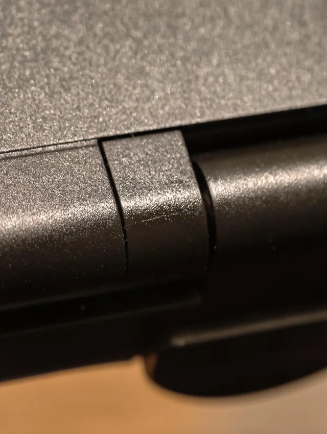 AYN-thor-hinge-crack-3